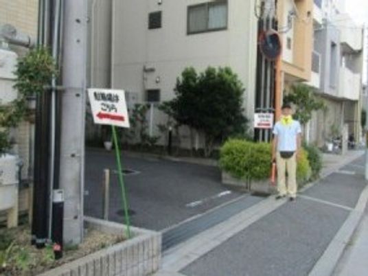 施設の外観と看板  