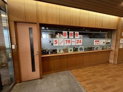 掲示物がある廊下