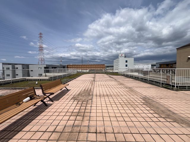 広々としたテラス テラス 広々としたテラスで、リラックスした時間を過ごせます。見晴らしが良く、風通しも抜群です。