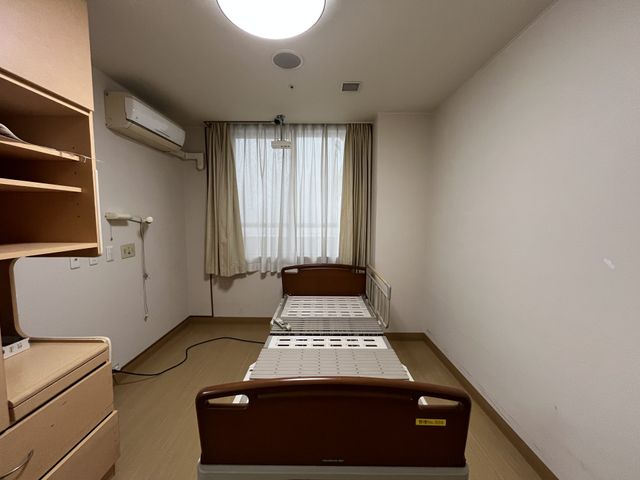 落ち着いた居室空間 居室 個室の落ち着いた空間は、働く方にも居心地の良さを提供します。エアコン完備で快適です。