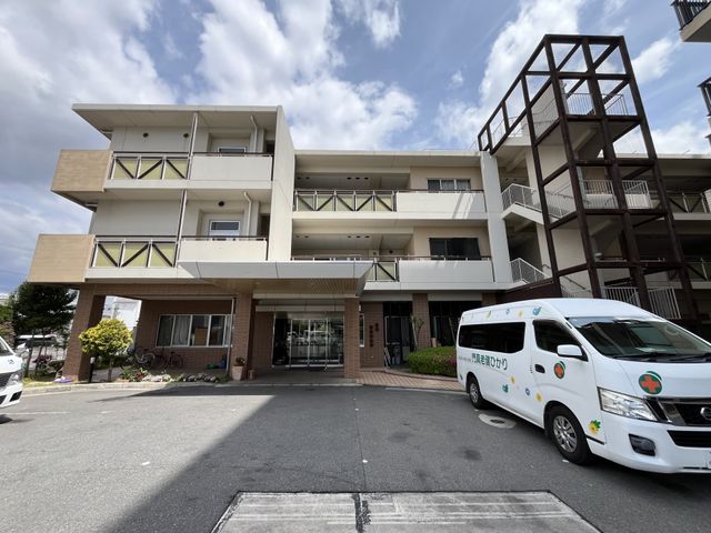施設入口前の様子 外観 広々とした駐車スペースがある建物前です。訪問者が安心して車で訪れることができます。