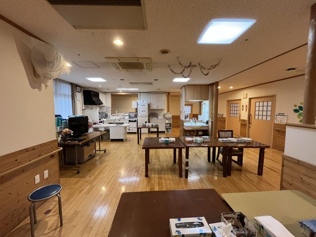 広々としたダイニングルーム ダイニングルーム 木目調の落ち着いた空間で、調理スペースと食事エリアが一体化しています。