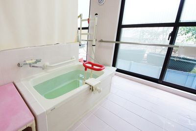 自然光が入る浴室