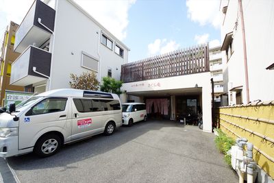 施設のエントランス