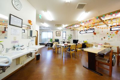 明るい室内の共用スペース