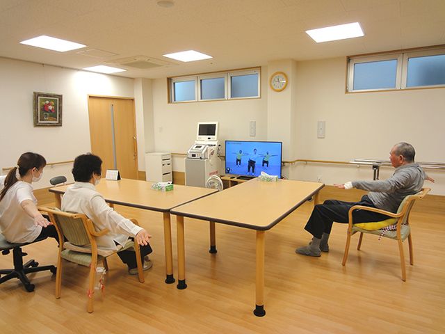 ストレッチする部屋 機能訓練室 自然光が入る快適な空間で、ストレッチなどの軽いエクササイズが行えます。