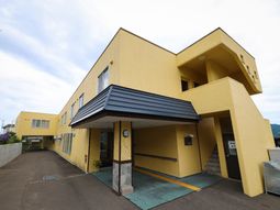 黄色い建物のエントランス