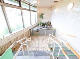 明るい浴室の様子