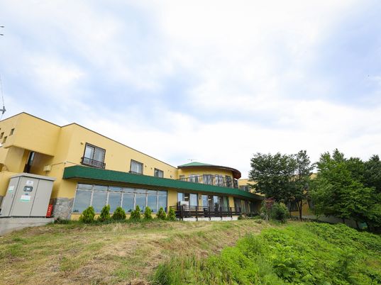 黄色い建物と緑の庭