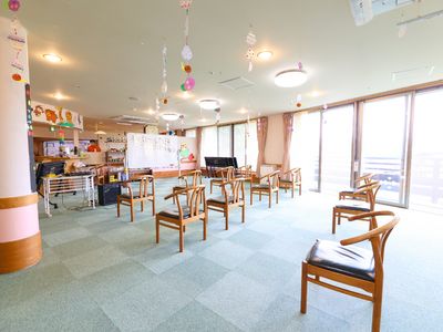 明るいデイルームの様子