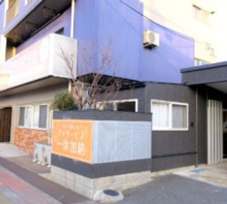 青と黒の外観