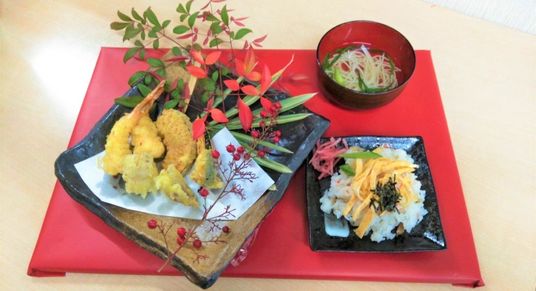 彩り豊かな食事の様子