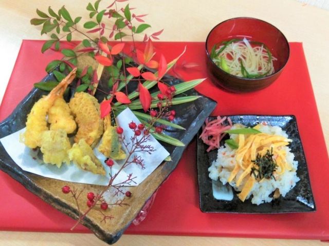 彩り豊かな食事の様子 食堂 彩り鮮やかな料理が並ぶ食事の時間。栄養バランスを考えた美味しそうなお食事が提供されています。