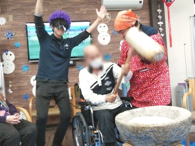 楽しい催しの居室 居室 笑顔のスタッフと利用者がいる居室で、イベントが催されている様子が伺えます。利用者の方々は穏やかな時間をお過ごしいただける環境です。