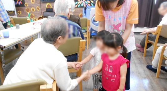 和やかな交流のダイニングルーム