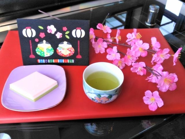 春の風情を感じる居室 居室 季節のお祝いを彩る和風のお菓子とお茶が置かれたテーブルが、安らぎのひとときを提供しています。