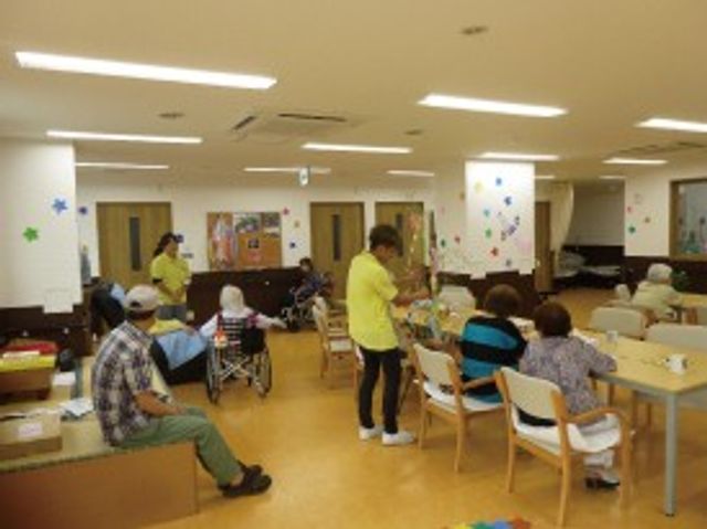 賑やかなダイニングルーム