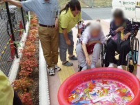 車椅子利用者が集う庭