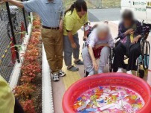 車椅子利用者が集う庭