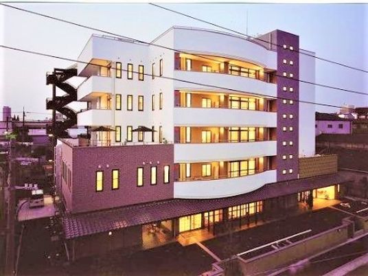 明るい照明の近代的建物