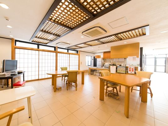 明るく広々とした食堂
