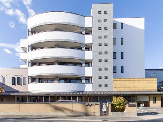 モダンな建物の外観