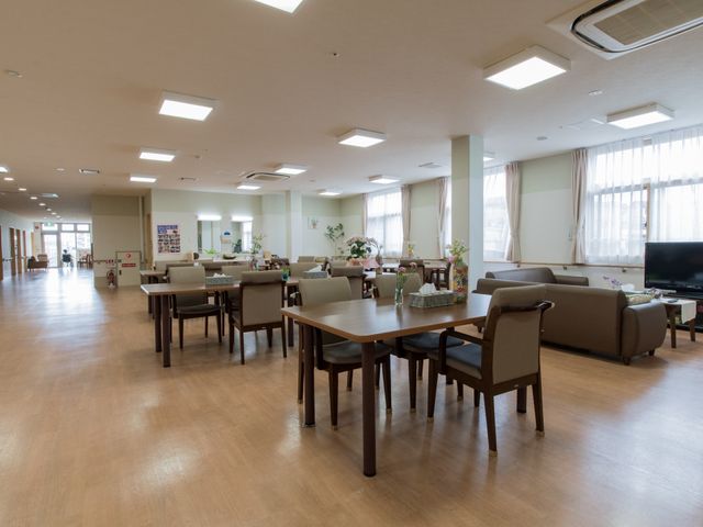 共用スペースの居心地の良さ 食堂 ゆったりとしたダイニングルームで多くの方が集う場所です。テレビや会話を楽しむ姿がイメージしやすい空間です。