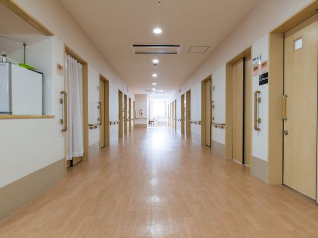 広々とした明るい廊下 廊下 手すりが設けられた、ゆったりとした廊下は、のびのびと歩くことができ、安全性も考慮されています。