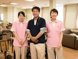 笑顔のスタッフ三人