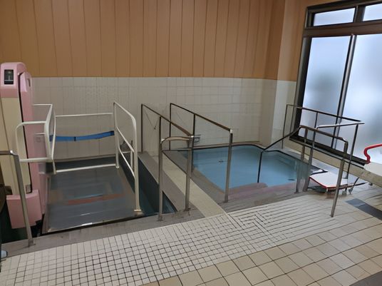 手すり付きの設備が整う浴室