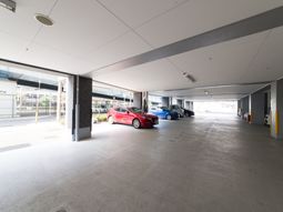 広々とした開放的な駐車場