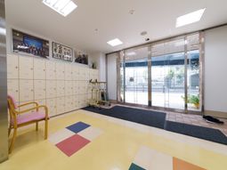 光るエントランスの明るい室内