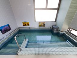 明るい浴室のタイル張り空間