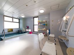 明るい浴室の設備