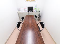 会議室のテーブルと椅子