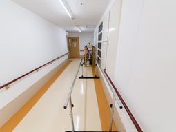 廊下の明るいイメージ