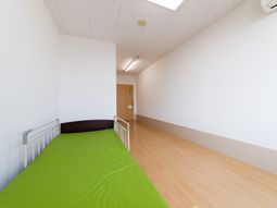 シンプルな洋室のベッド