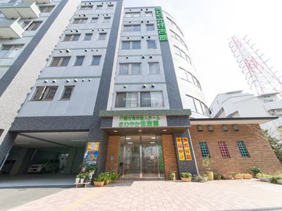 多階層の建物の外観