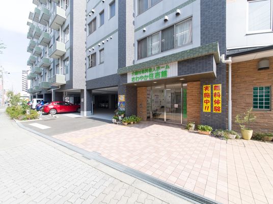  明るく清潔なエントランス  