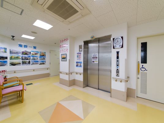  エレベーター前の廊下 