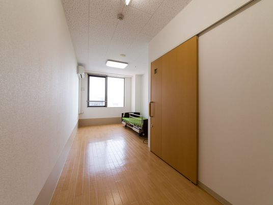  明るい広い居室  
