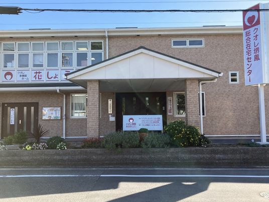 看板が目立つ入り口