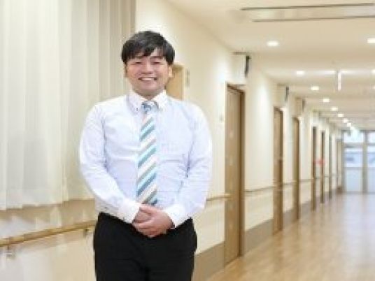 笑顔のスタッフと廊下