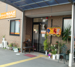 植物が並ぶエントランス  