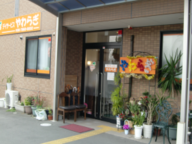 植物が並ぶエントランス エントランス   温かみある装飾が施された入り口です。職場の雰囲気を感じることができます。