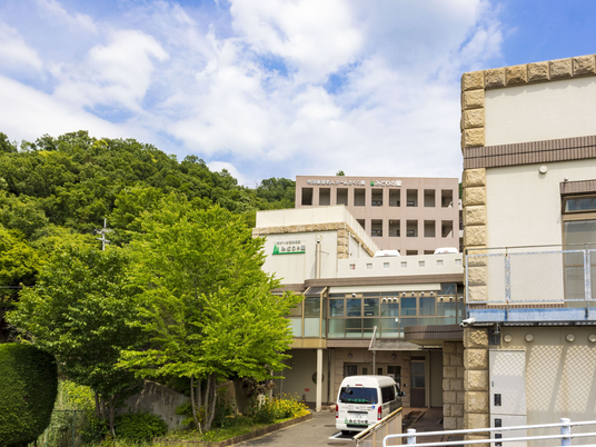 緑に囲まれた施設外観  