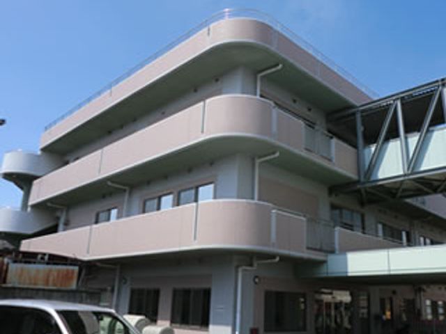 現代的な外観の建物 外観 開放的なデザインが魅力の建物です。アクセスも良好で、働きやすい環境です。