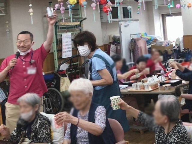 みんなが集うラウンジ ラウンジ にぎやかな雰囲気の中、利用者の方々が交流を楽しんでいます。スタッフのサポートも充実しています。