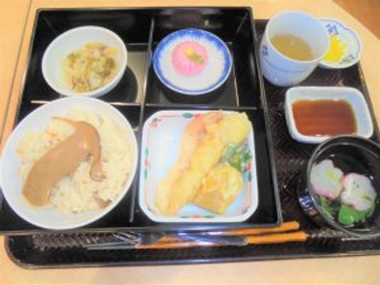 和食の献立の盛り付け