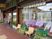 花とベンチの店先  
